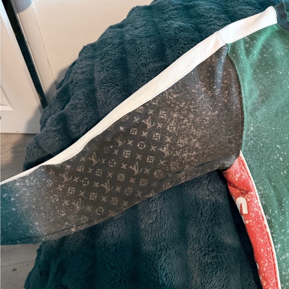 Nike Men's Green and Red Crewneck Sweater - Picture 2 of 6